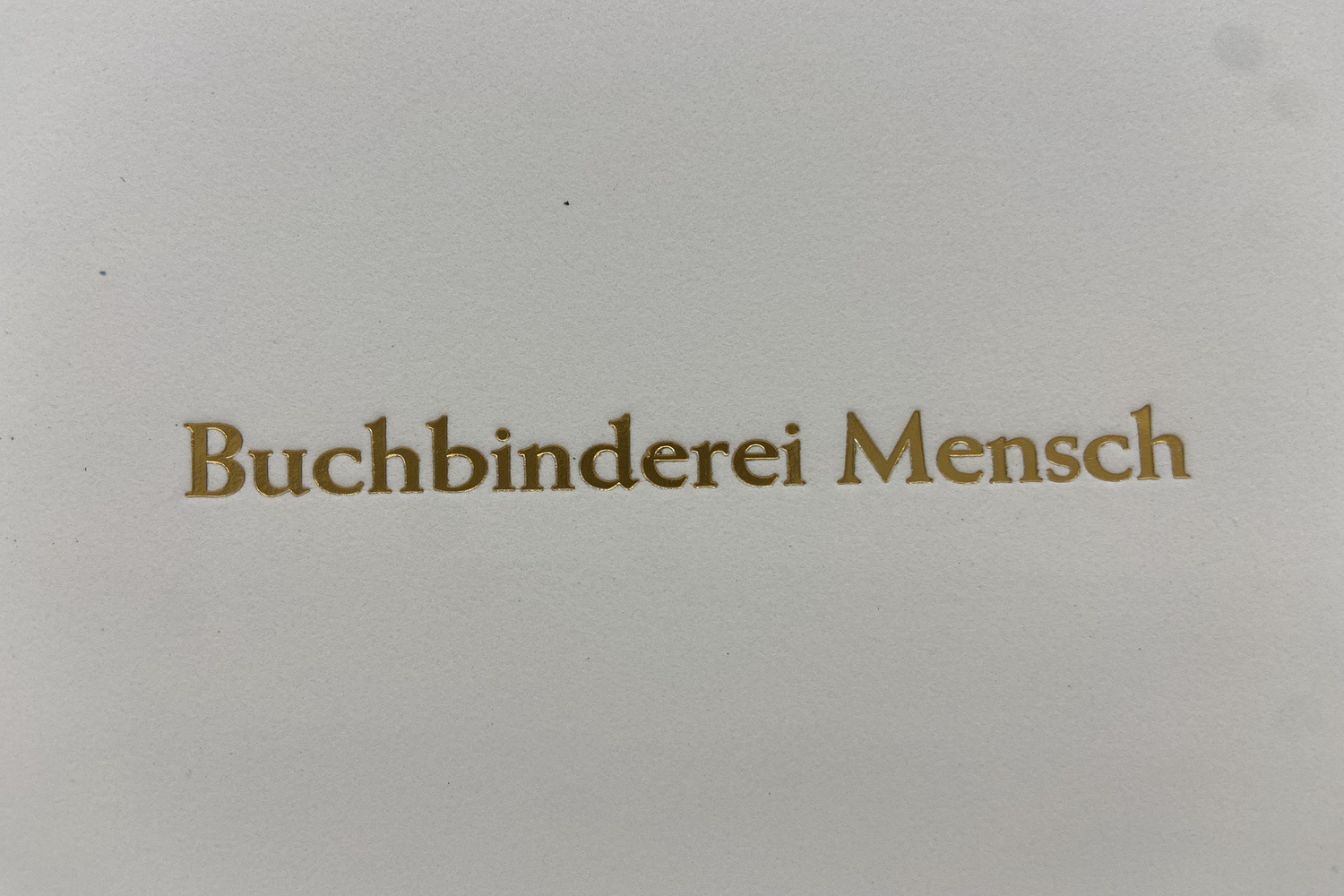 Schrift mit Füßchen Gold